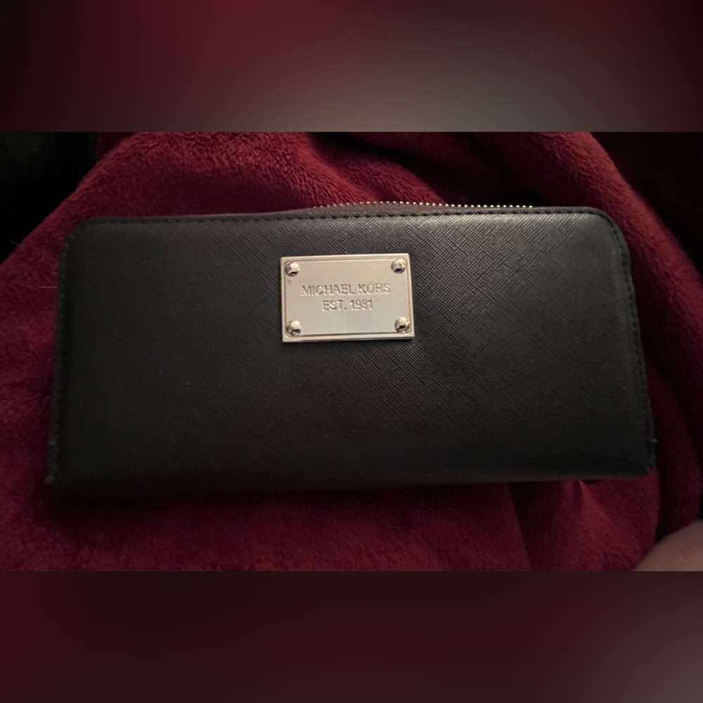 Micheal Kors Large brown zip leather wallet inside zip holds most phones - Picture 4 of 11